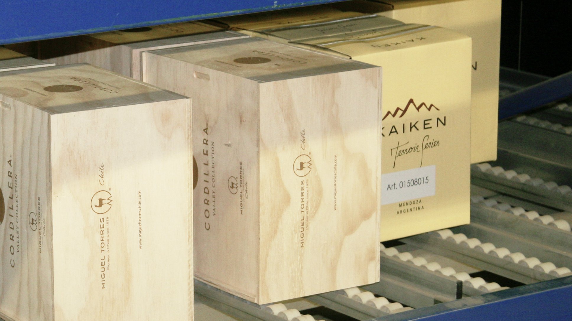 Die Lösung umfasst ein Software- und Robotikkonzept, das insgesamt 35 autonome mobile Roboter (AMR), 440 Regale und 5 Arbeitsstationen